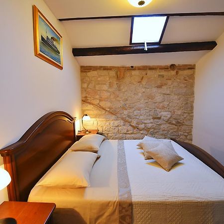 Antique Apartment Arsenale Rovinj Luaran gambar